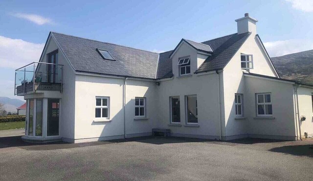 Spacious Family Home - edge of town-Great views