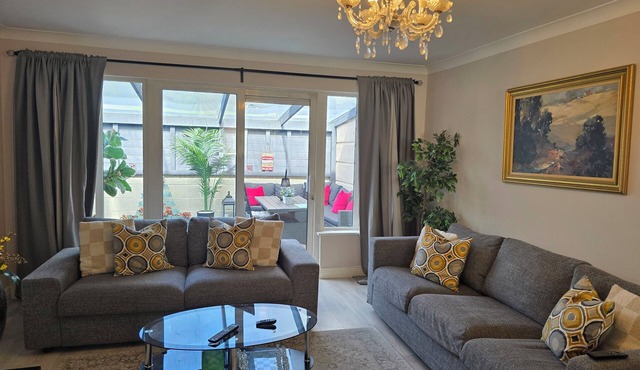 Spacious Modern 3 bedroom Dublin Home | Fast 1 GB WiFi | Workspaces | Sleeps 7