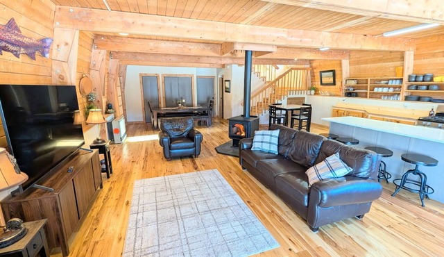 Spacious Mountain Cabin- 8 min. to Yellowstone Nat. Park. Beautiful Views. in West Yellowstone