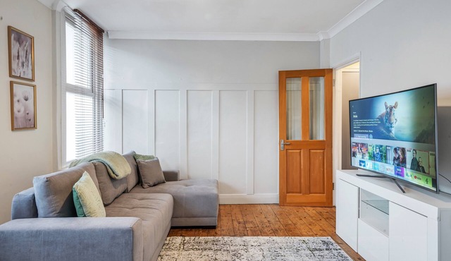 Spacious Private Apartment in Central Dartford with Free Parking. TFL Zone 6