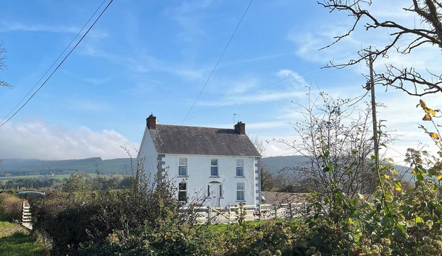 Spacious Private Country House - king beds - extensive parking