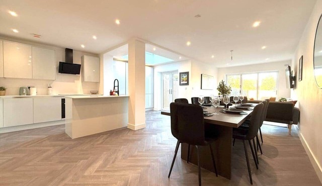Spacious & Stunning 5 Bed Cheltenham Home