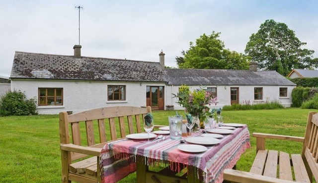 Spacious traditional Irish cottage, on the banks of the Boyne. Pet friendly.