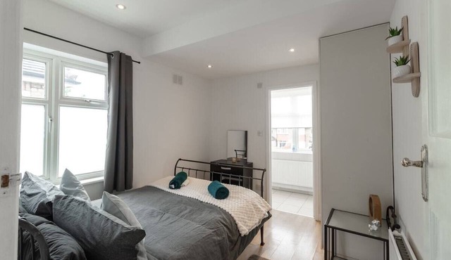Spacious Two-Bedroom High Street Apartment