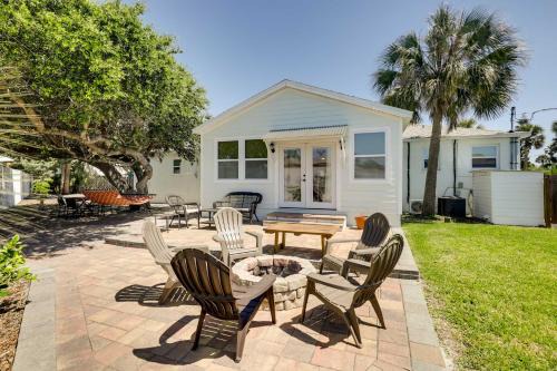 St Augustine Cottage w/Fire Pit - Walk to Pier! in Saint Augustine Beach