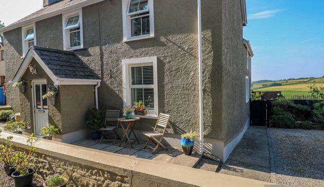 ST.TWYNELLS FARM, family friendly, with open fire in Pembroke