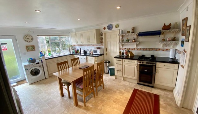 Staines Apartment - large entire property