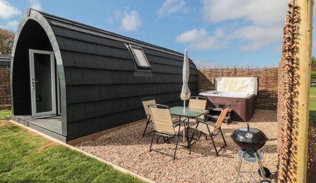 STARLIGHT SANCTUARY, pet friendly, with pool in Rillington