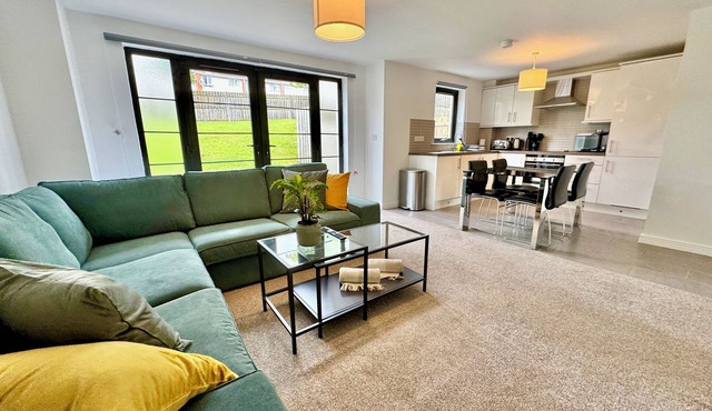 Stormont - Stunning 2 King Bedroom Apartment with Patio