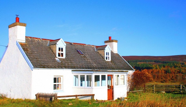 STRATHNOON, pet friendly, character holiday cottage in Carrbridge