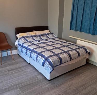 Studio Sleeps 2 with Parking and WiFi