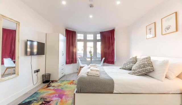 Studio with Access to Central London - EV charger
