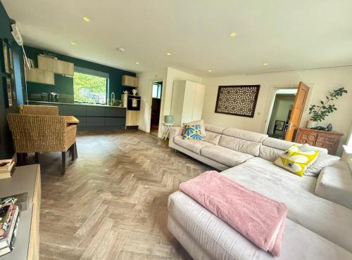 Studio with kitchen nestled lovely wooded cul du sac