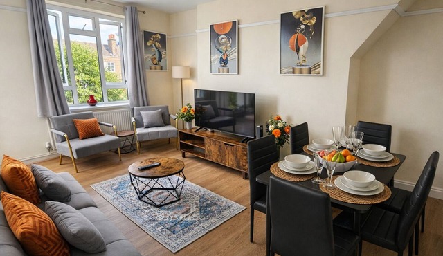 Stunning 3-Bed Central London Flat- Free Parking, Sleeps 7, Perfect for Families