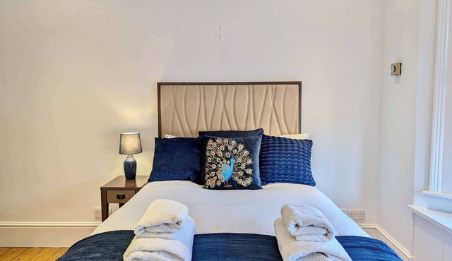 Stunning 4-Bedroom House in Old Windsor