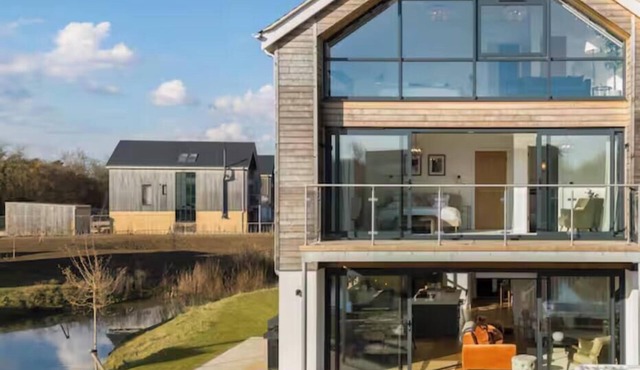 Stunning 5 bedroom lake-house | hot tub | views - Pass the Keys