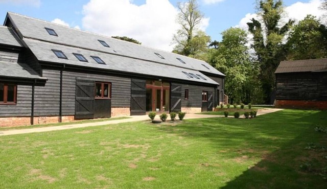 Stunning barn conversion sleeping 10 - Pet friendly! in Sutton