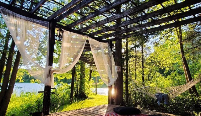 Stunning Lakeside Resort in Marmora