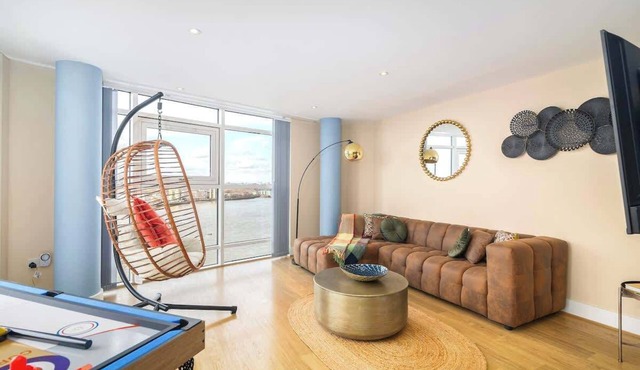 Stunning Thames River Apartment w/Balcony Sleeps 6