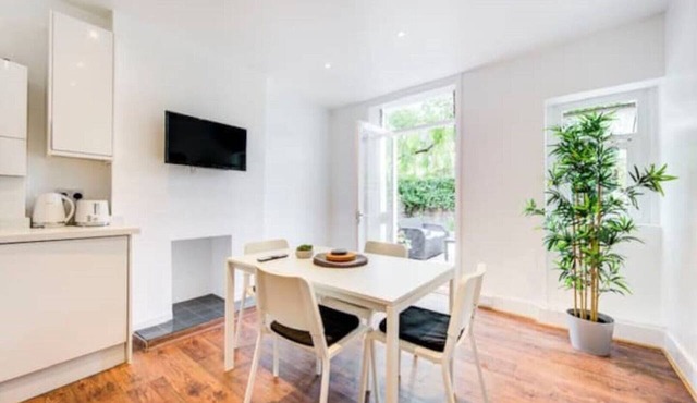 Stunning two bed Garden Apartment in Central London