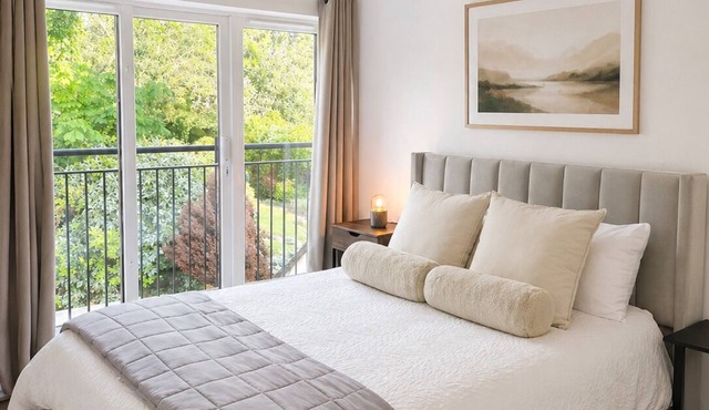 Stylish 2-Bed 2-Bath Apartment with Parking, Lift & Balcony - London & Airports