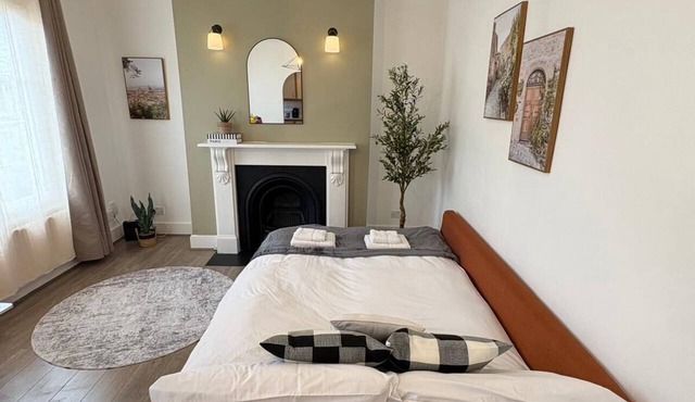Stylish 2BR - 1 Min to Emirates - 4 Min to Underground - Sleeps 6