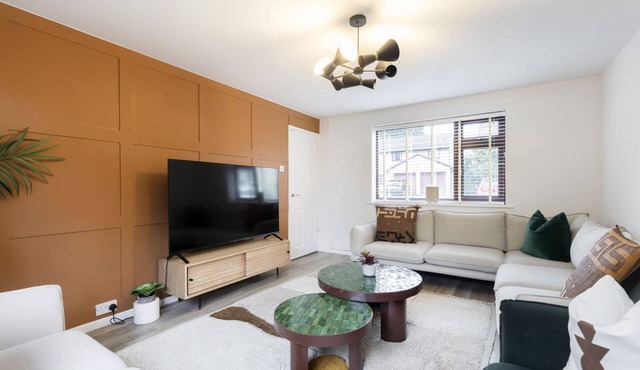 Stylish 5-Bed Detached Home Close to Cheltenham