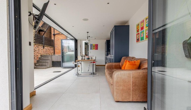Stylish 5-Bed Townhouse in Prime Leamington Spa