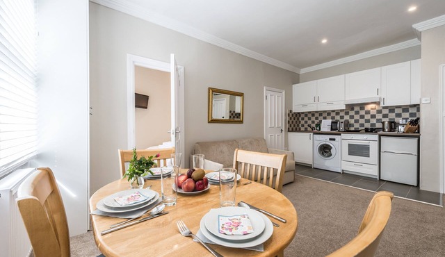 Stylish apartment 12 minutes by tube from Oxford Street free WIFI and Ac