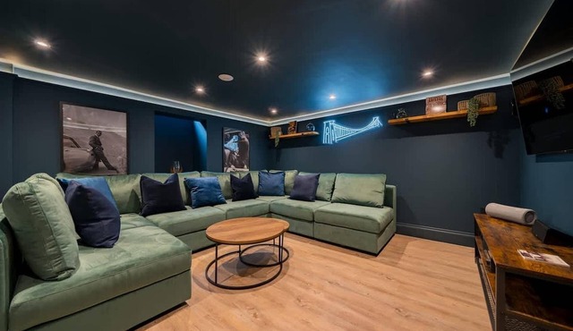 Stylish Bristol Holiday Home for 8
