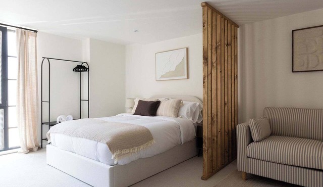Stylish Central Chichester Flat Near Station