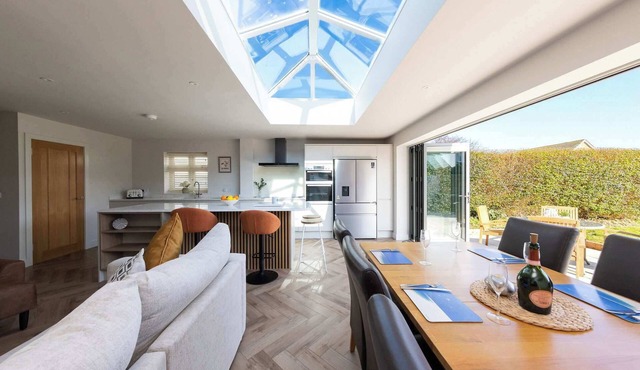 Stylish Coastal 3BD Bungalow with Garden