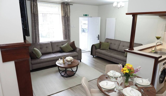 Stylish Home - Contactors Welcome Wifi & Parking