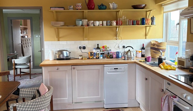Stylish Notting Hill apartment. Writer's pied a terre. Creative neighbourhood.