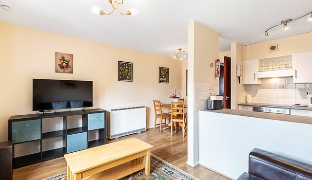 ​Stylish Riverside Flat Near Canary Wharf