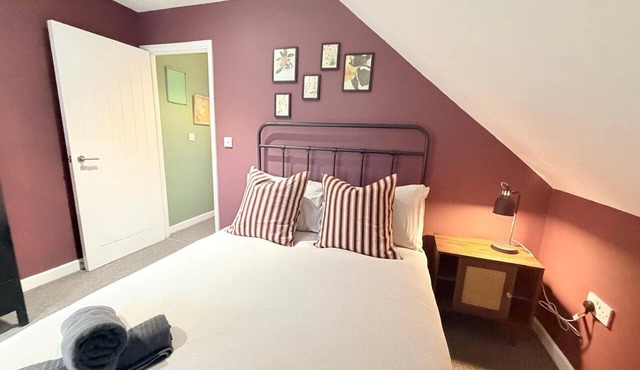 Stylish two bedroom, with free parking!