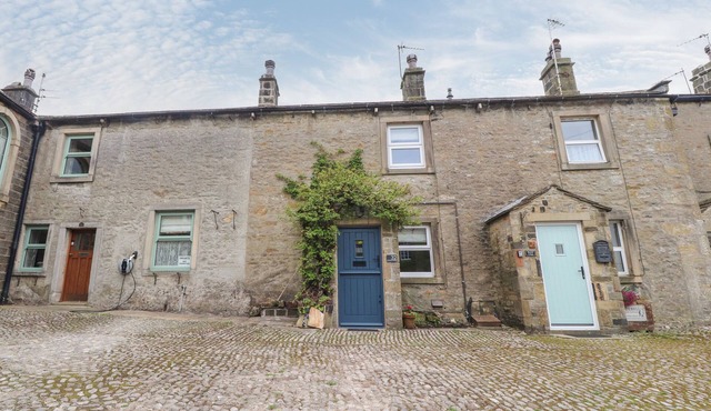 SUNNY MOUNT COTTAGE, with a garden in Grassington