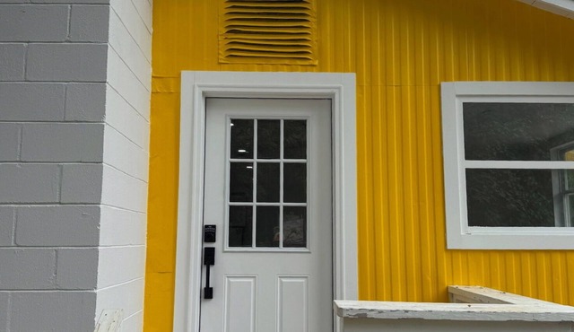 Sunny Riverfront Cottage - on a Farm close to the Springs! in Fort White