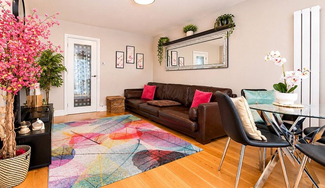 Sutton 30Mins to Central London Sleeps7 Parking