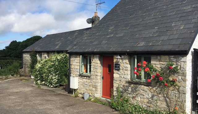 SWALLOW COTTAGE, pet friendly, character holiday cottage in Cowbridge
