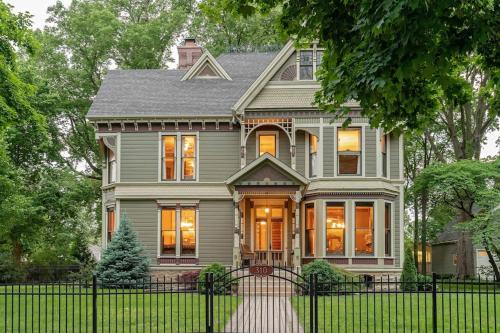 Take 5 Rendezvous at Hoffman House Fairbury-Entire Home in Fairbury