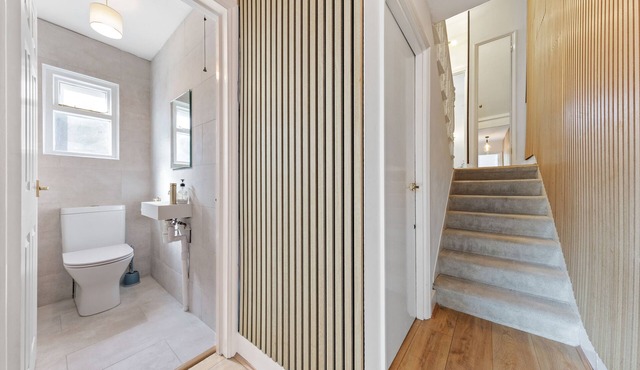 THE CHELSEA MAISONETTE 3 BEDROOMS HOUSE IS SITUATED IN A BEAUTIFUL AREA