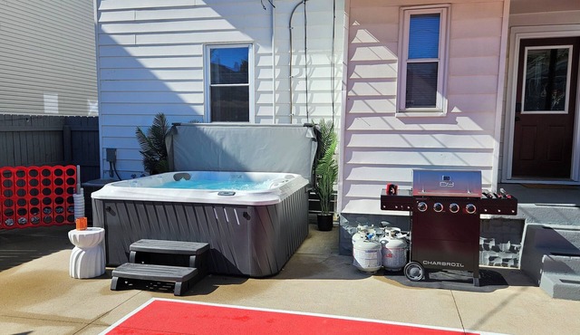 The Funky Fun Haus - Pickleball, Hot Tub, Arcade in Columbus