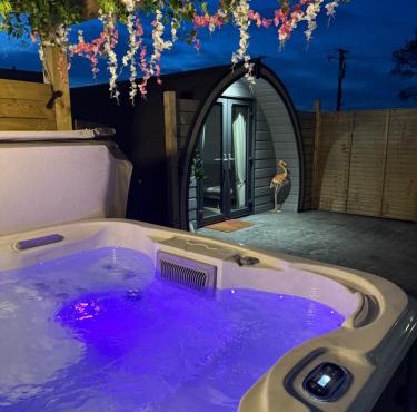 The Garden Pod with Private Hot Tub