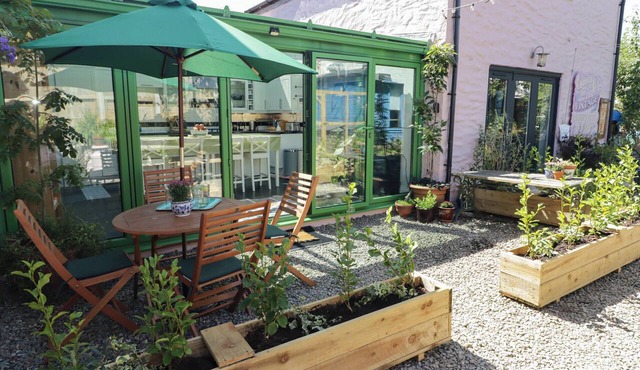 THE GARDEN ROOMS, family friendly, with open fire in Narberth