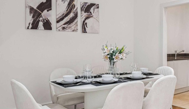 The Hamilton Suite - 2Bed Apartment with Parking