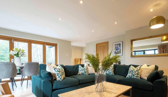 The Lookout - 2 beds, private garden & parking