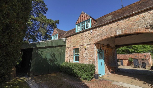 THE OLD STABLES, pet friendly, with a garden in Whitminster