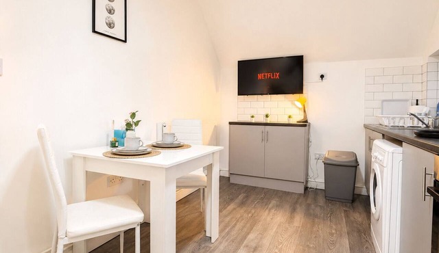 The Shed - Cosy 2-Bed Flat with Free Parking - Close to City Centre
