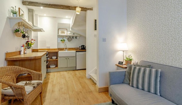 The Shoe Box cottage with allocated parking